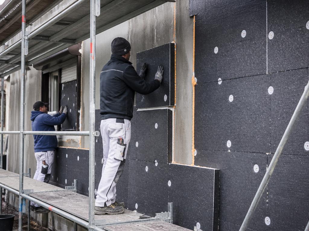 Pose de panneaux isolants sur la façade d'une maison