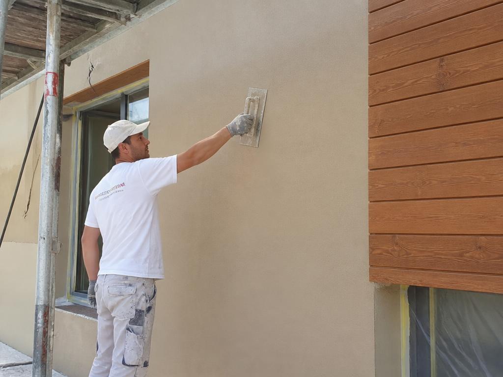 Application de l'enduit de finition sur une façade isolée
